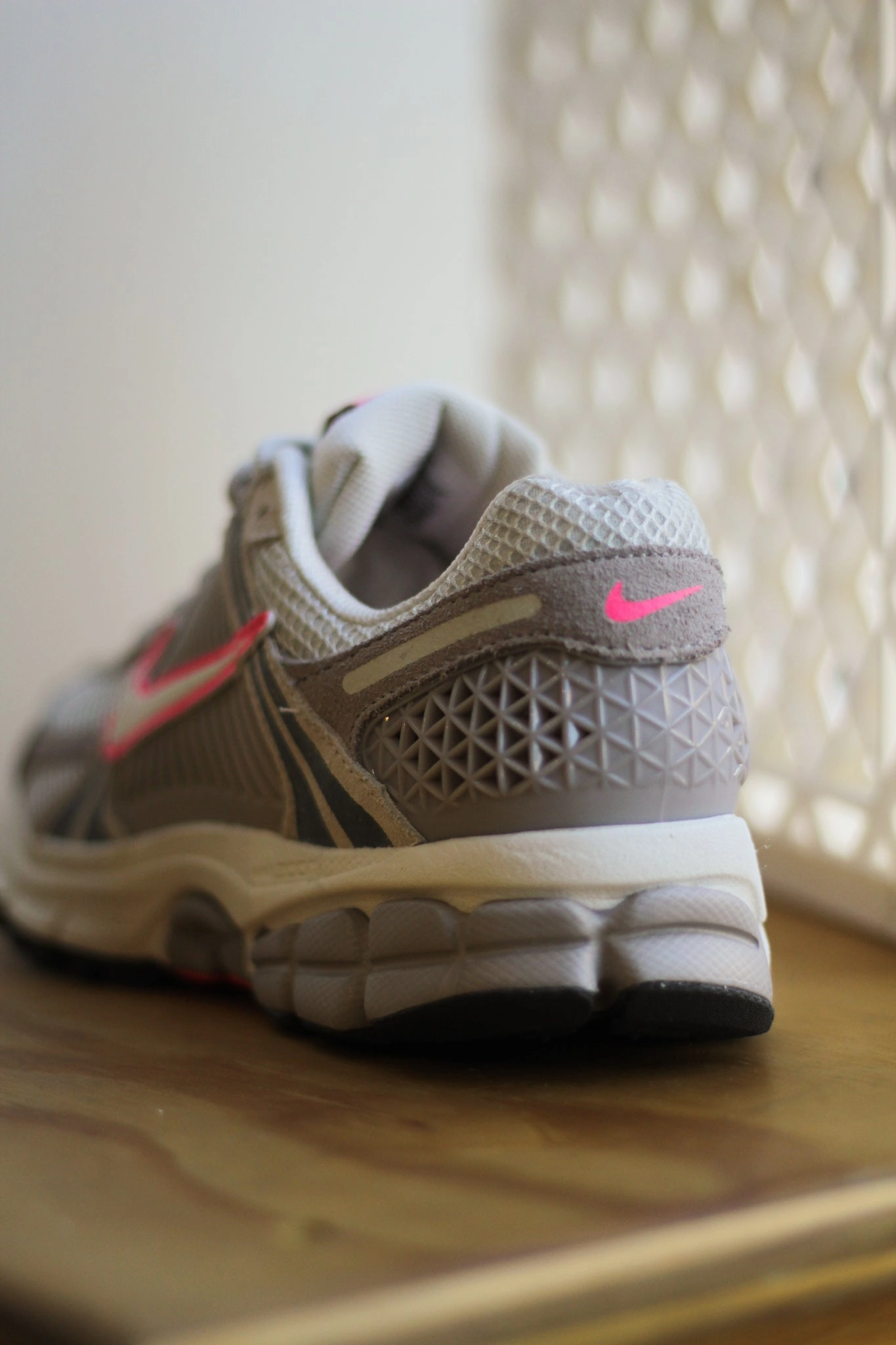 W NIKE ZOOM VOMERO 5 COLLEGE GREY/SAIL-LIGHT BONE-MEDIUM ASH