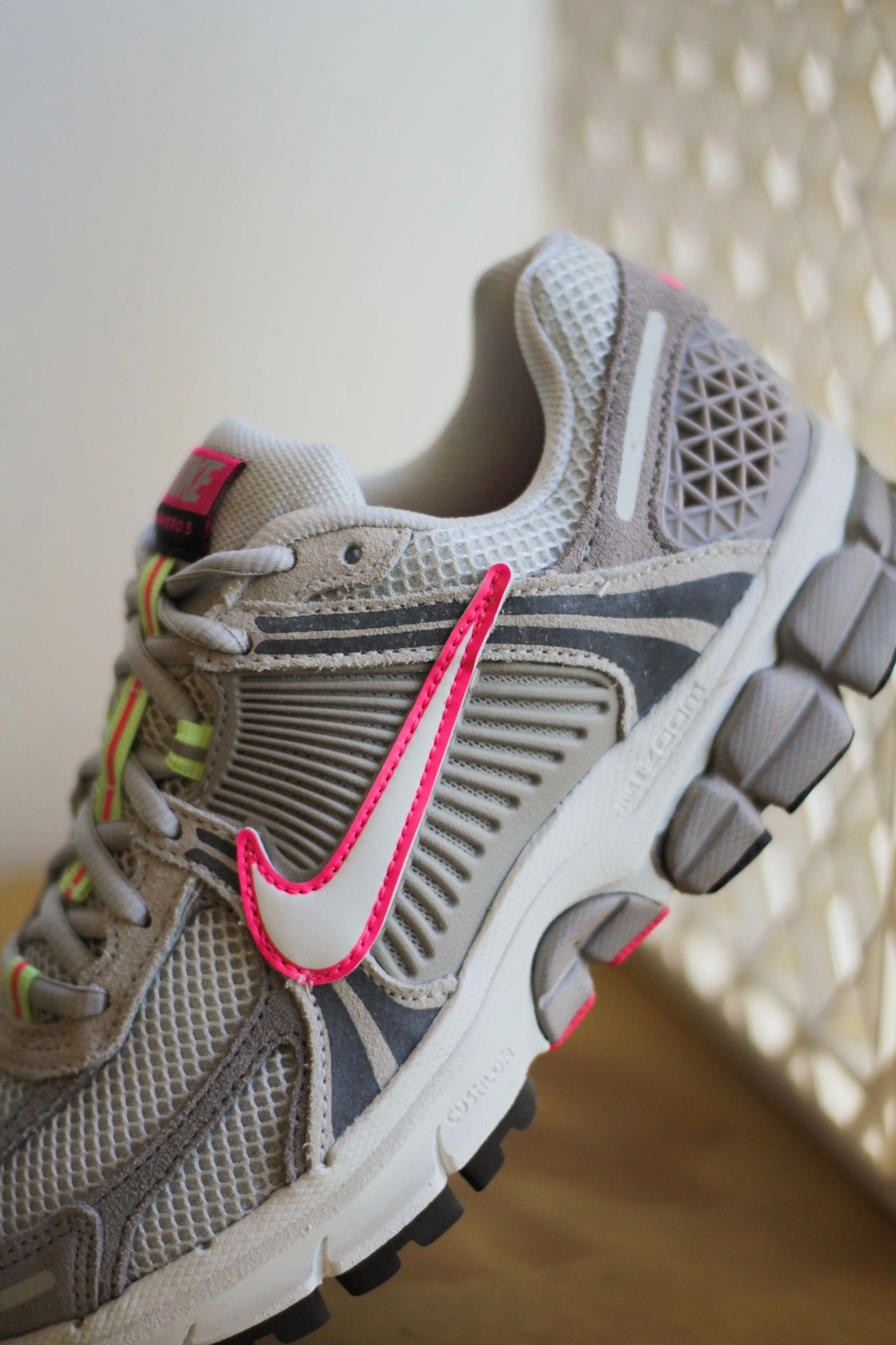 W NIKE ZOOM VOMERO 5 COLLEGE GREY/SAIL-LIGHT BONE-MEDIUM ASH