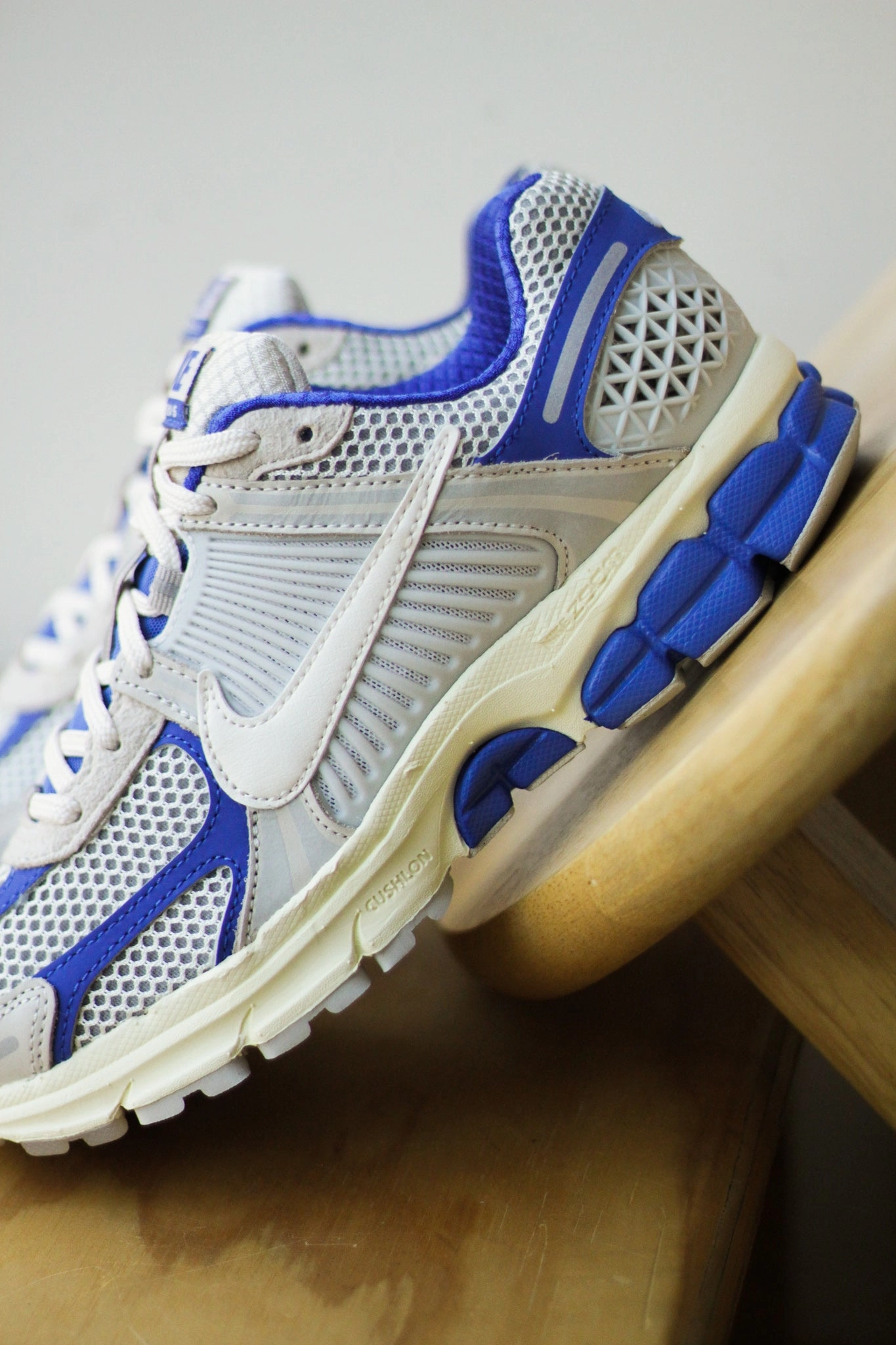 W NIKE ZOOM VOMERO 5 GAME ROYAL/PALE IVORY-COCONUT MILK