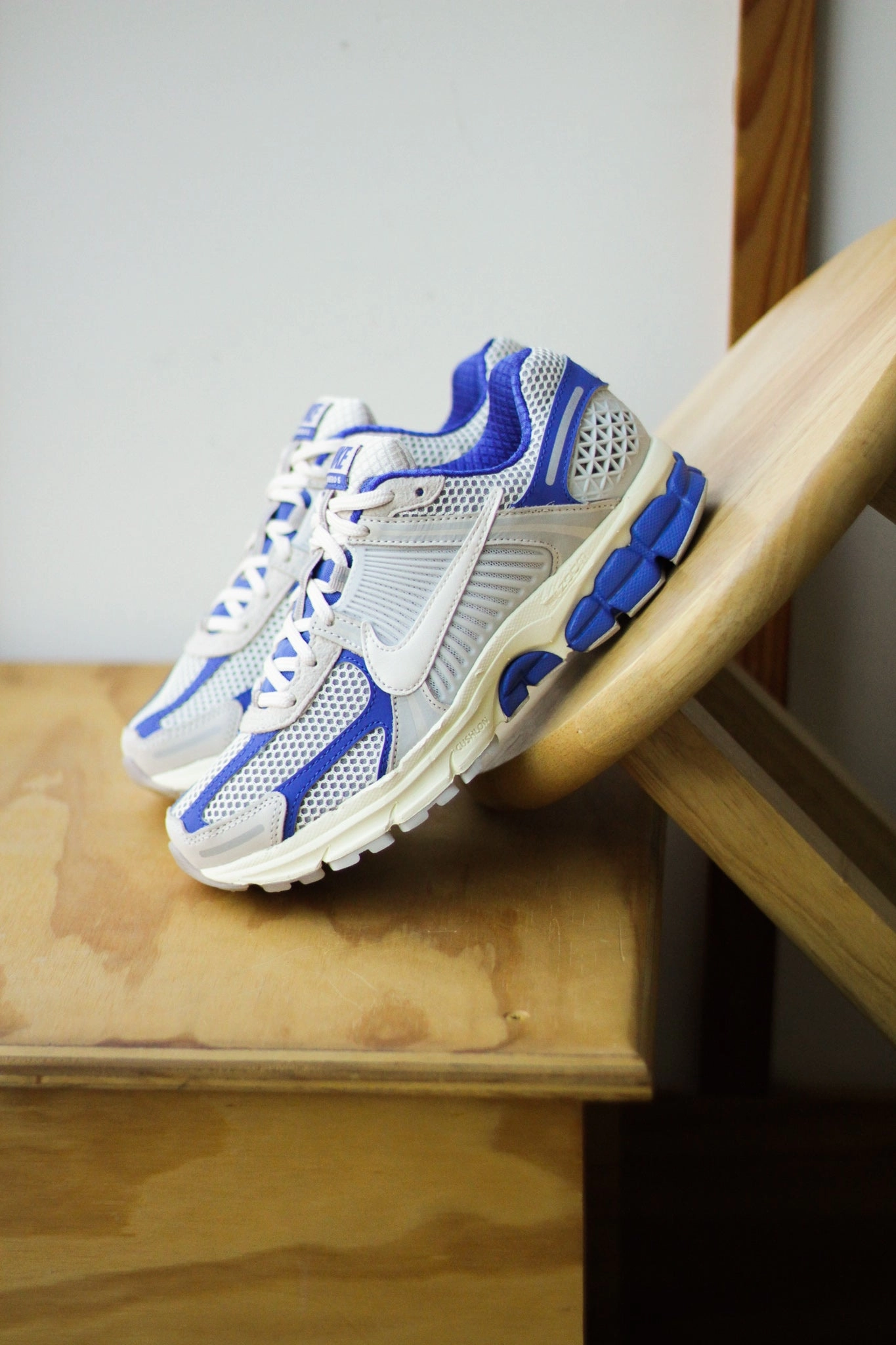W NIKE ZOOM VOMERO 5 GAME ROYAL/PALE IVORY-COCONUT MILK