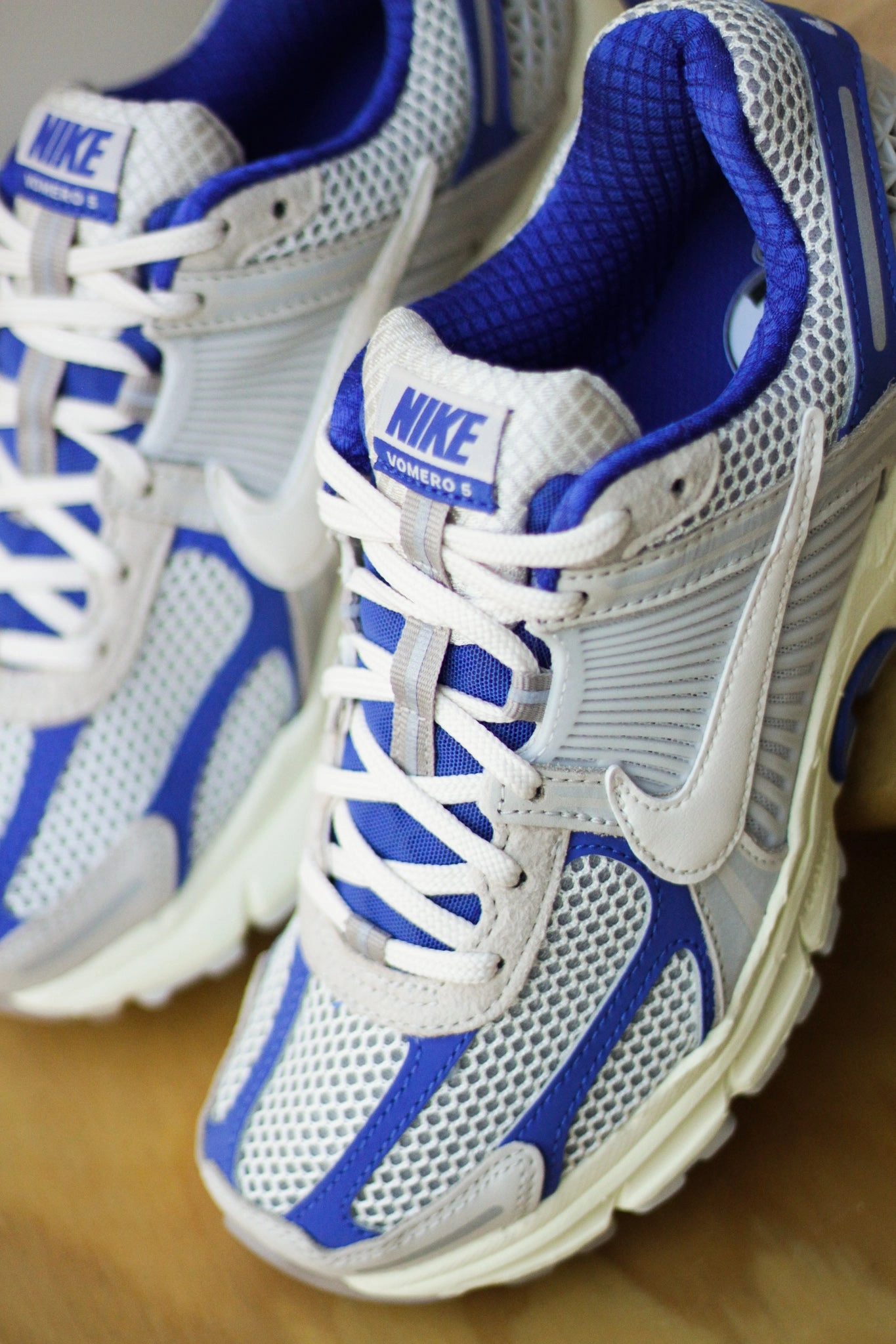 W NIKE ZOOM VOMERO 5 GAME ROYAL/PALE IVORY-COCONUT MILK