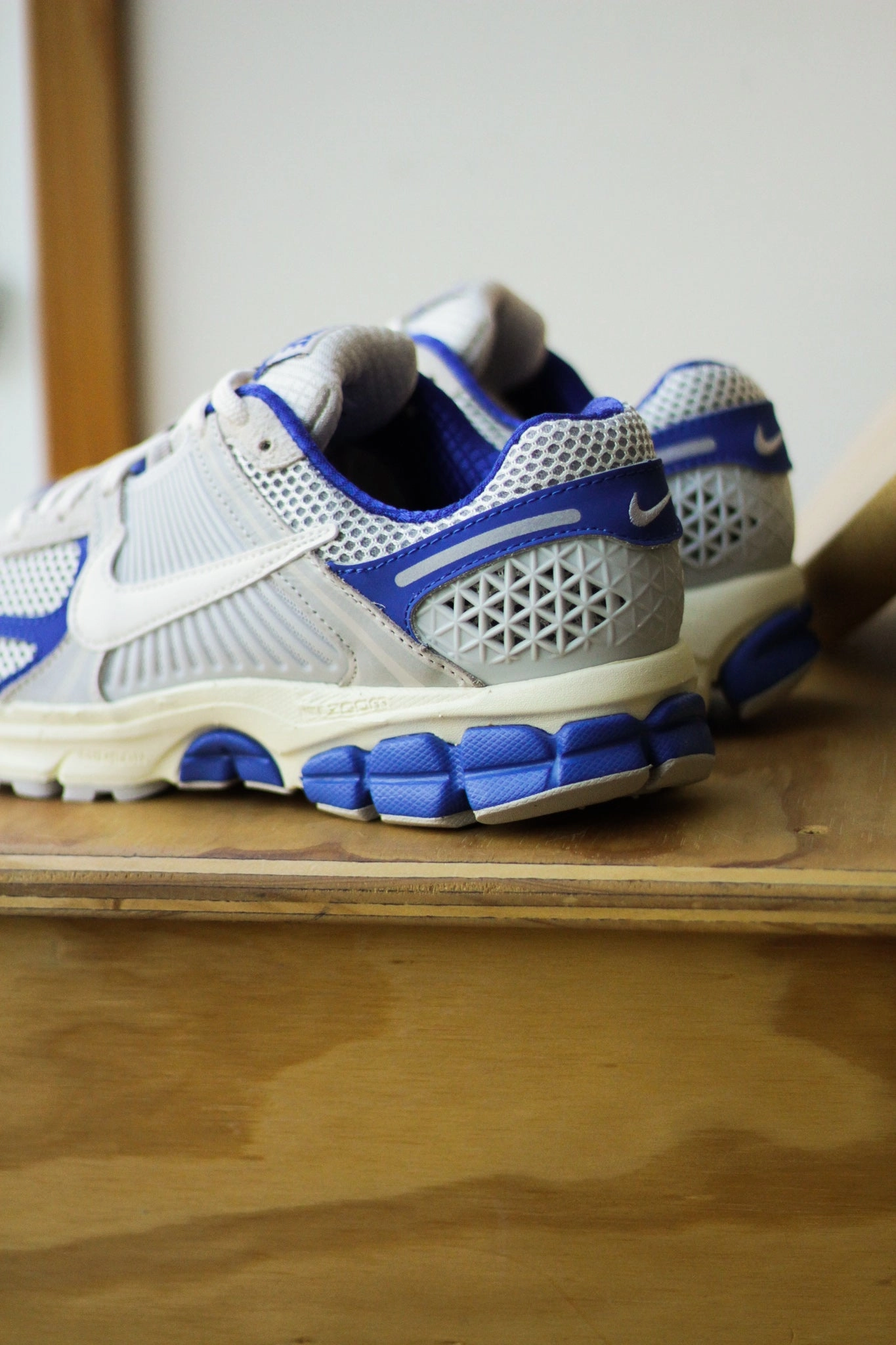W NIKE ZOOM VOMERO 5 GAME ROYAL/PALE IVORY-COCONUT MILK