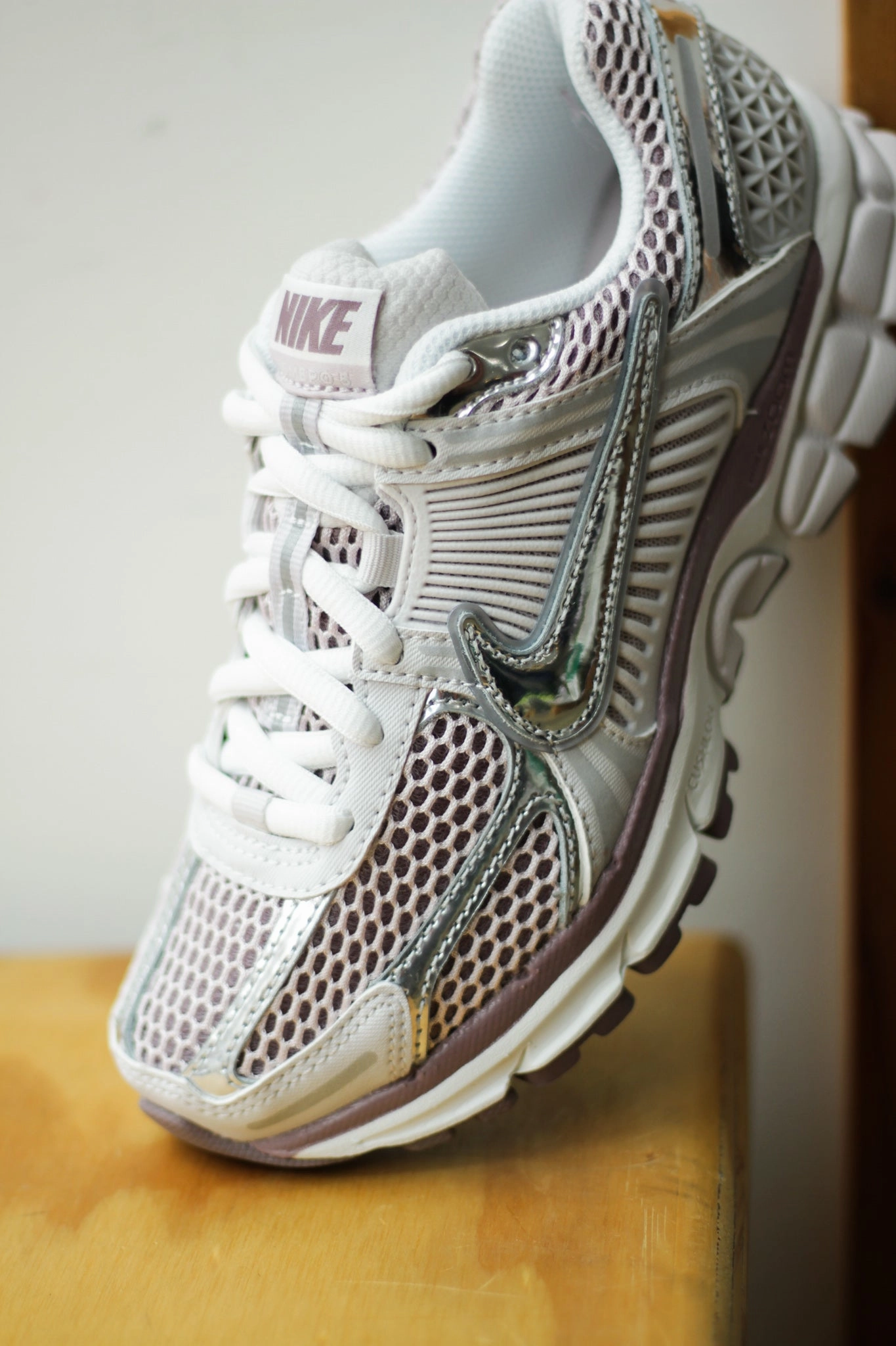 W NIKE ZOOM VOMERO 5 VAST GREY/METALLIC SILVER