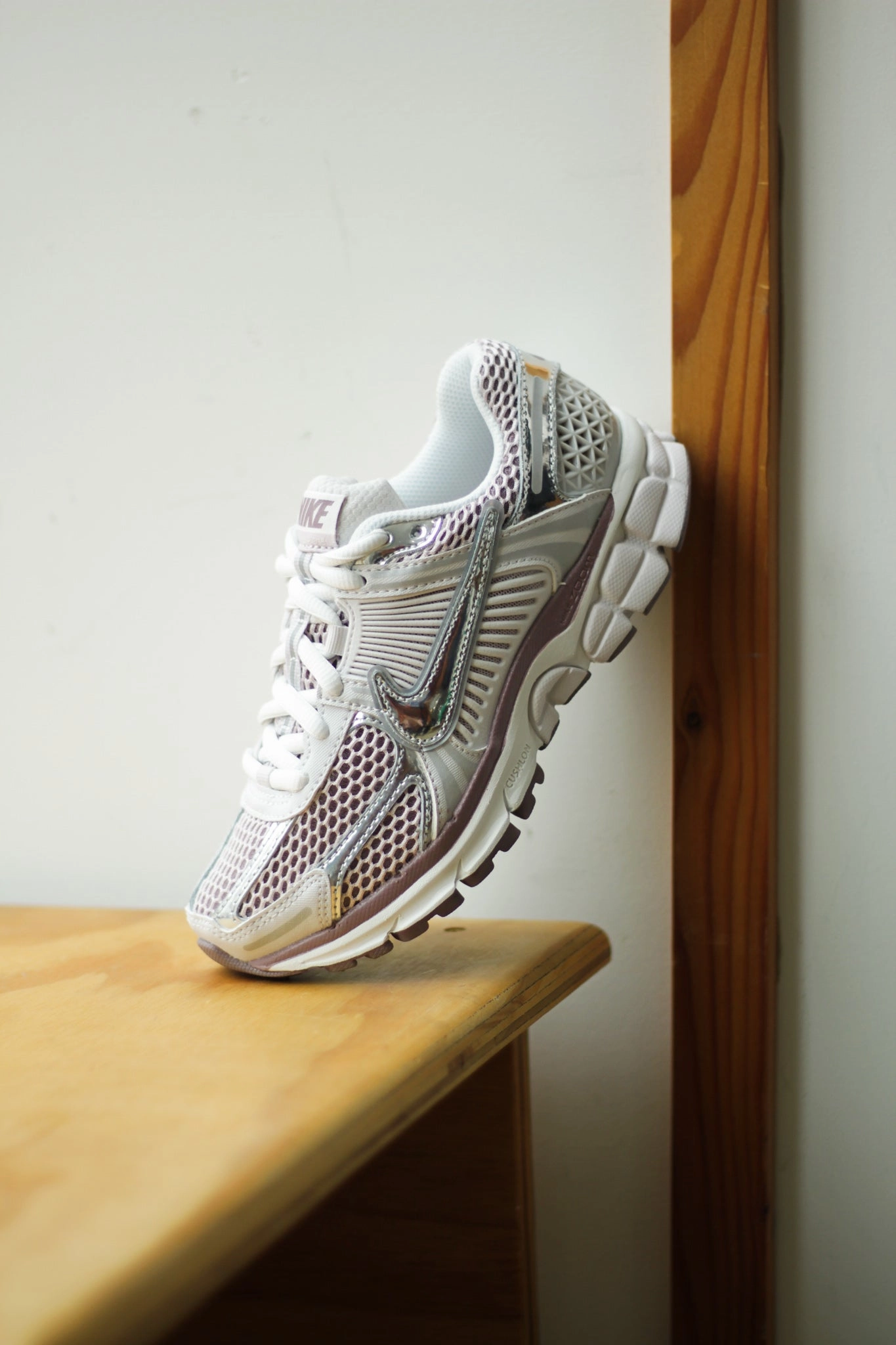 W NIKE ZOOM VOMERO 5 VAST GREY/METALLIC SILVER