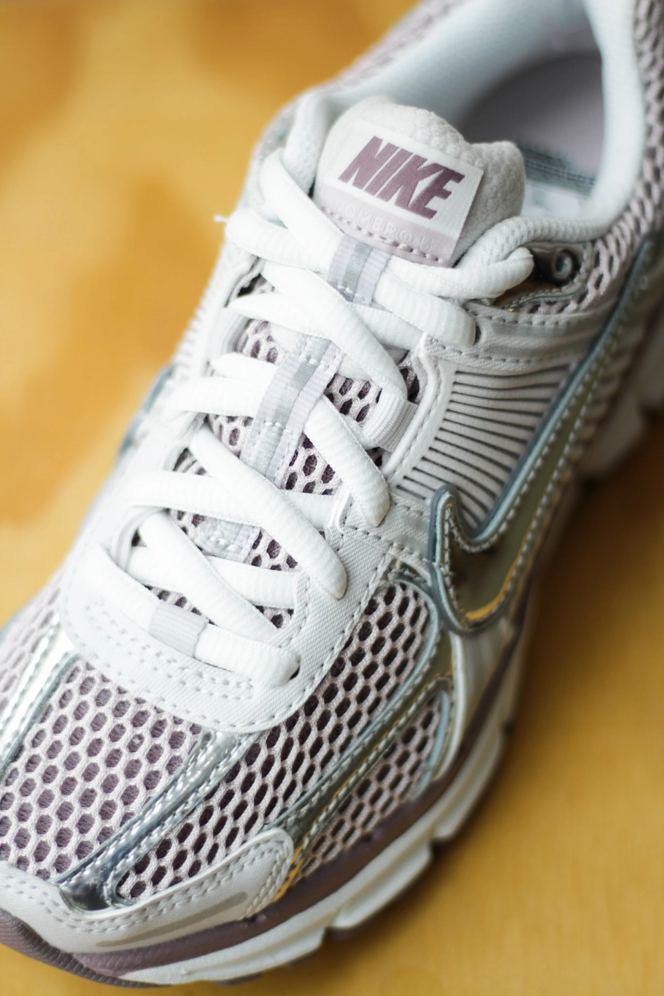 W NIKE ZOOM VOMERO 5 VAST GREY/METALLIC SILVER