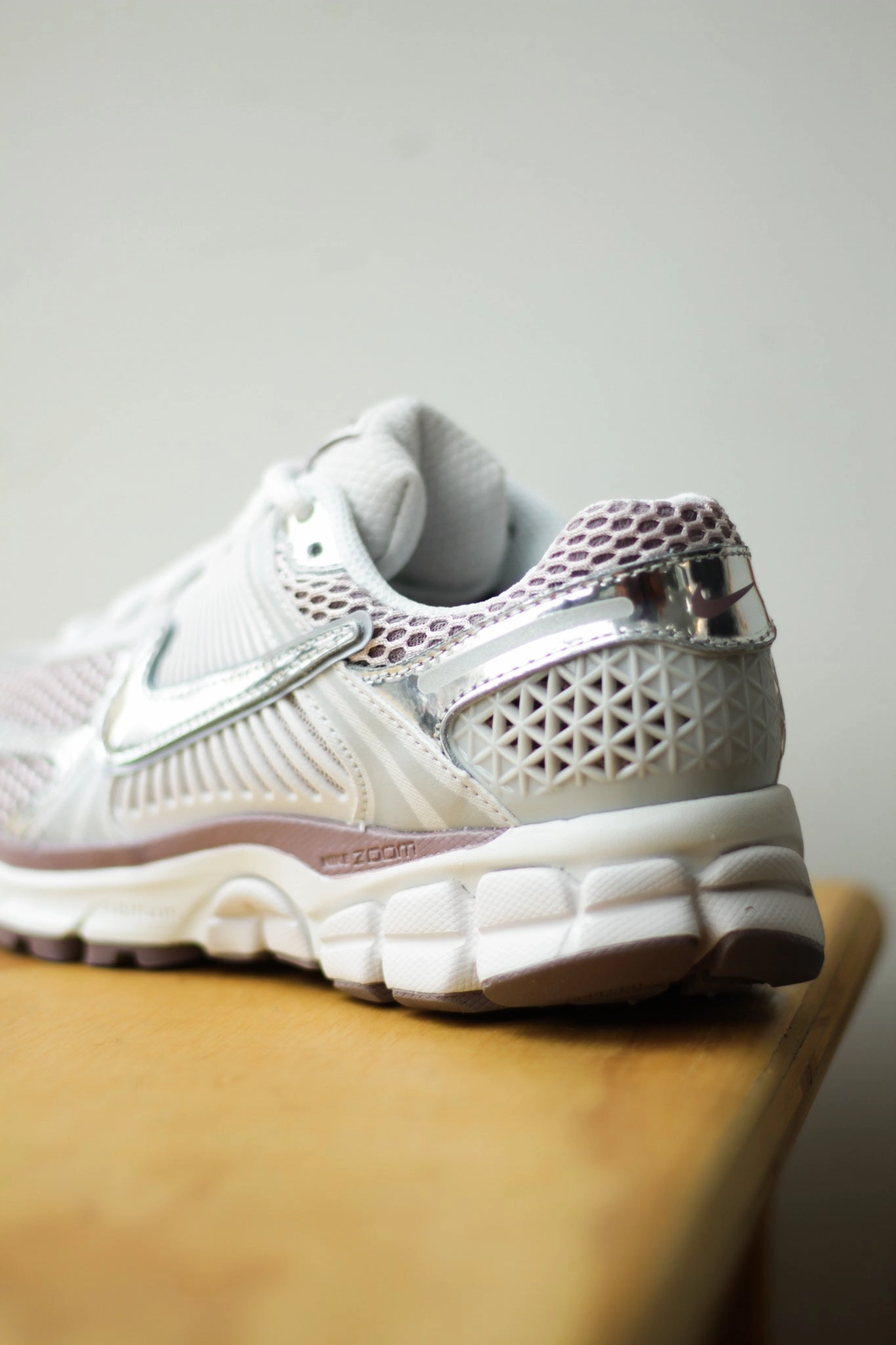 W NIKE ZOOM VOMERO 5 VAST GREY/METALLIC SILVER