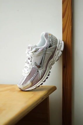 W NIKE ZOOM VOMERO 5 VAST GREY/METALLIC SILVER