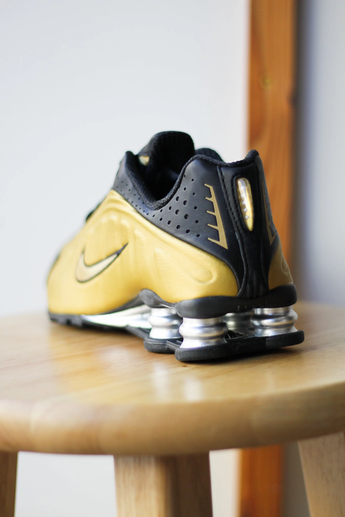 W SHOX R4 METALLIC GOLD