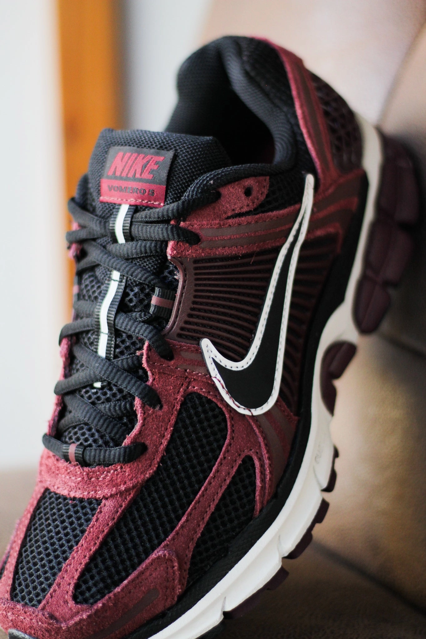 ZOOM VOMERO 5 DARK TEAM RED/BLACK-BURGUNDY CRUSH